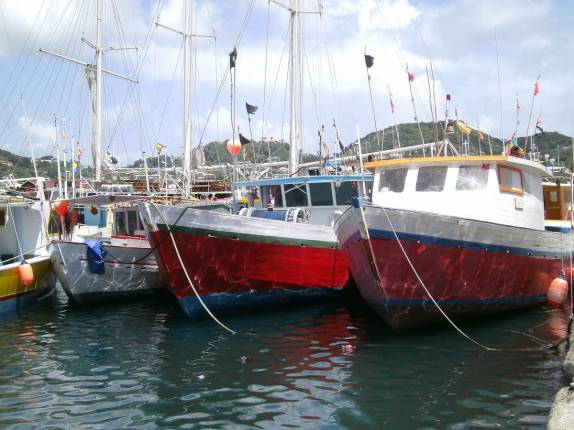 Barcos aportados na Carenage, baía em St. George's, capital de Granada